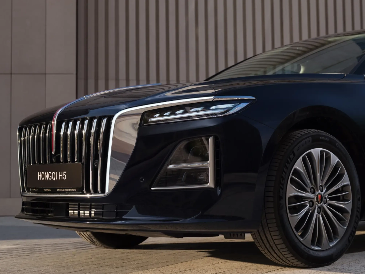 Решетка обновленного Hongqi H5