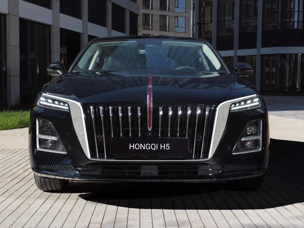 Вид спереди обновленного Hongqi H5
