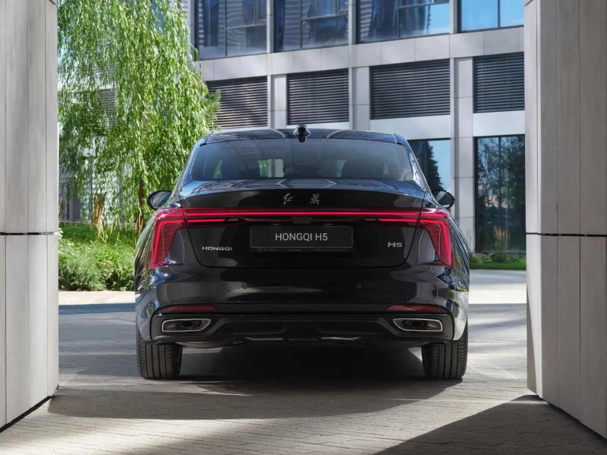 Вид сзади обновленного Hongqi H5